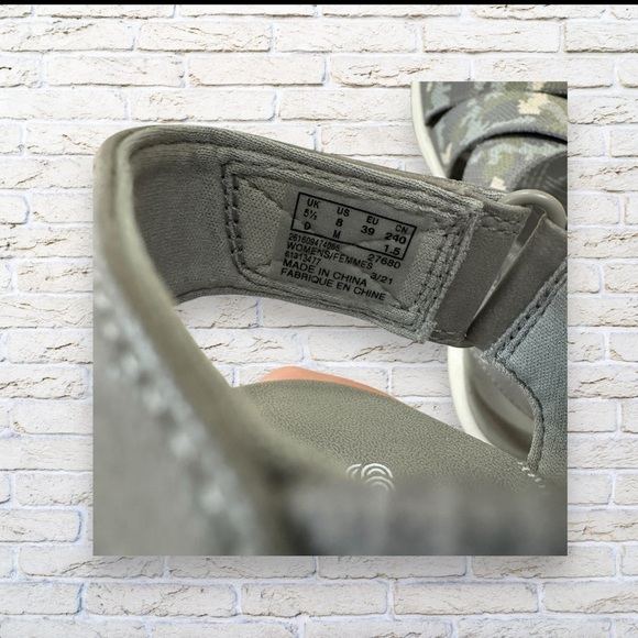 Clarks Cloudsteppers Mira Lily Adjustable Gray Camo Sandals Size 8 - Picture 4 of 5